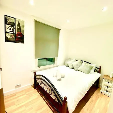 One Bedroom Apartment Queen'S Park In Central London Exterior photo