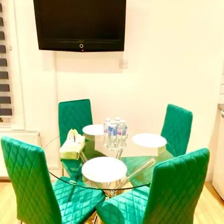 One Bedroom Apartment Queen'S Park In Central London Exterior photo